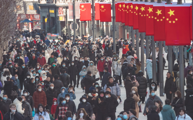 사람들이 27일 중국 상하이의 주요 관광 및 쇼핑 지역 난징 거리를 걷고 있다. 올해 춘제(음력 설) 연휴에 중국인들은 3년 만에 처음으로 코로나 19에 대한 제한 없이 이동이 가능했다. EPA연합뉴스