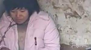 중국 장쑤성에서 목에 쇠사슬이 묶인 채 발견된 한 여성. 이 여성은 인신매매로 팔려가 자녀 8명을 낳은 것으로 알려졌다. 바이두 캡쳐.