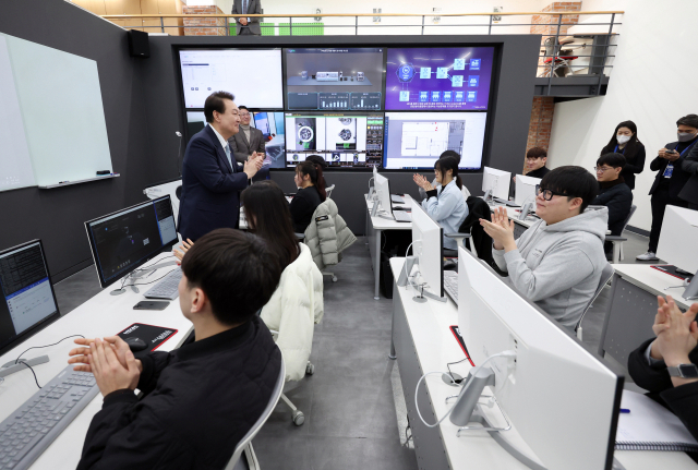 尹 “국가 발전 동력은 과학기술…인재 양성이 가장 중요”