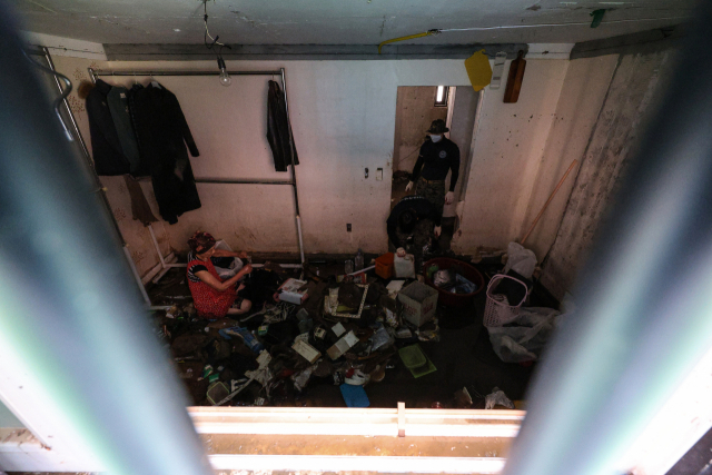 폭우 피해가 이어졌던 지난해 8월 12일 서울 관악구 신림동 일대 반지하에서 수도방위사령부 장병들이 침수 물품들을 정리하고 있다. 연합뉴스