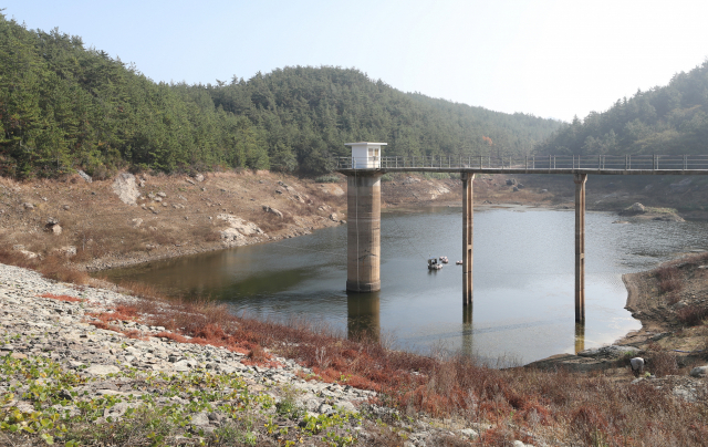 지난해 11월 23일 전남 완도군 금일읍 금일저수지(상수원)가 심한 가뭄으로 바닥을 드러내고 있다. 연합뉴스
