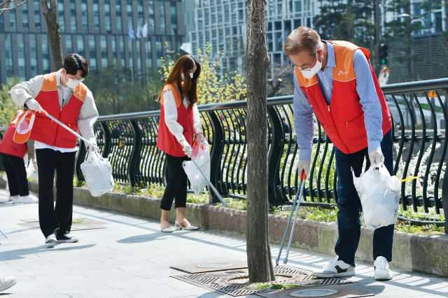 지난해 4월 김준(오른쪽) SK이노베이션 부회장과 신입 사원들이 서울 종로구 일대에서 ‘산해진미’ 활동을 펼치고 있다. 사진 제공=SK이노베이션