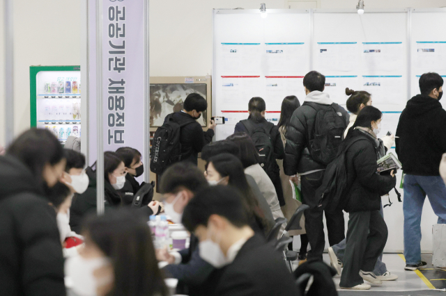 1일 서울에서 열린 한 채용정보 박람회를 찾은 관람객들이 취업상담을 받거나 채용정보를 살피고 있다. 연합뉴스