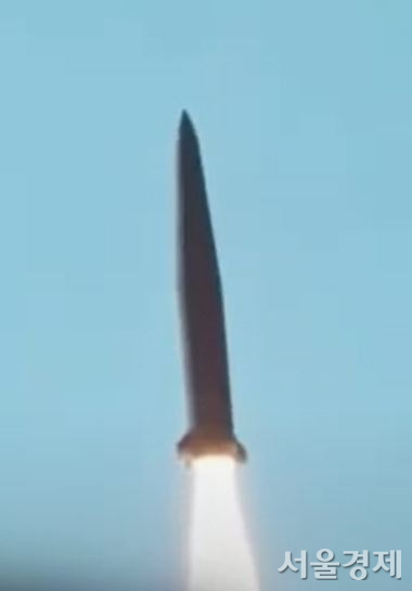 국방부가 2022년 10월 1일 74주년 국군의 날 기념식에서 영상으로 공개한 신형 고위력 탄도미사일(현무-5)의 시험발사 장면. 국방부 동영상 캡처