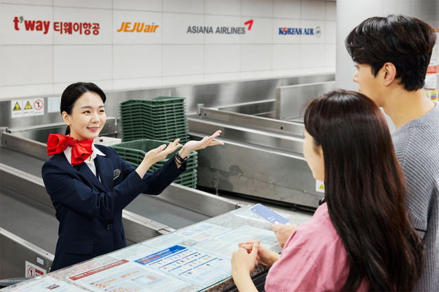 1일 서울역 도심공항터미널에서 티웨이항공 소송 직원이 탑승수속을 안내하고 있다. 사진제공=공항철도