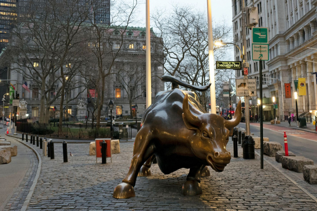미국 뉴욕 맨해튼 월가의 황소상. 1월 나스닥을 비롯한 금융 자산 시장은 급반등했다. 연합뉴스