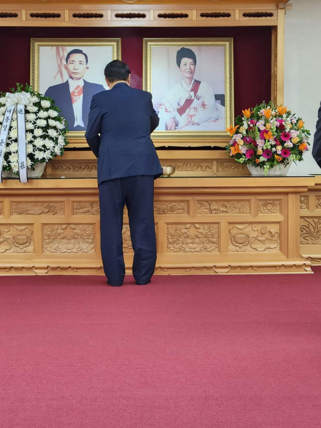 尹, 1년 만에 박정희 생가 참배 “위대한 지도자”