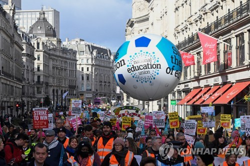 1일(현지시간) 파업에 참여한 교사, 공무원, 기관사 등이 런던에서 행진을 하고 있다. 연합뉴스