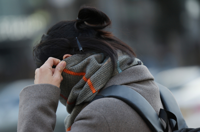 겨울 한파가 찾아온 27일 오전 두꺼운 옷차림을 한 출근길 시민이 광화문네거리를 지나고 있다. 연합뉴스
