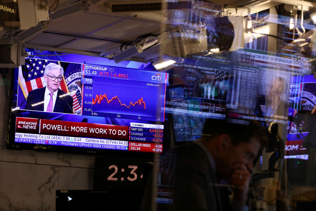 미국 뉴욕증권거래소 내부의 텔레비전 화면에 제롬 파월 연방준비제도 의장의 FOMC 기자회견 장면이 나오고 있다. 로이터연합뉴스
