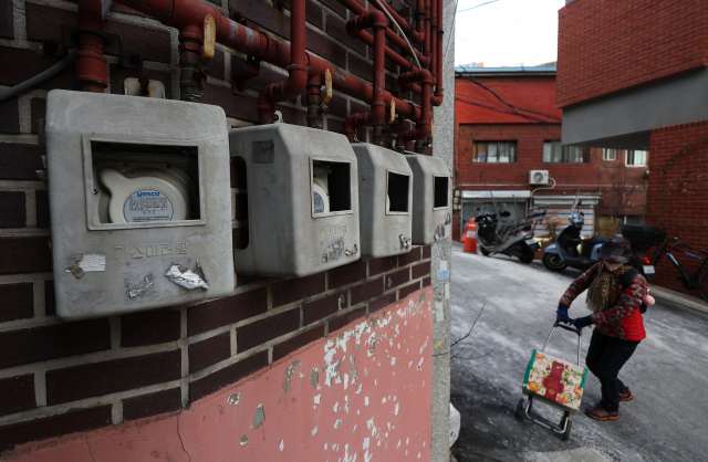 전기료와 가스비 등 동절기 도시 근로자 가구의 연료비 부담이 커지는 가운데 31일 서울 종로구 창신동 골목의 가스 계량기 모습. 연합뉴스