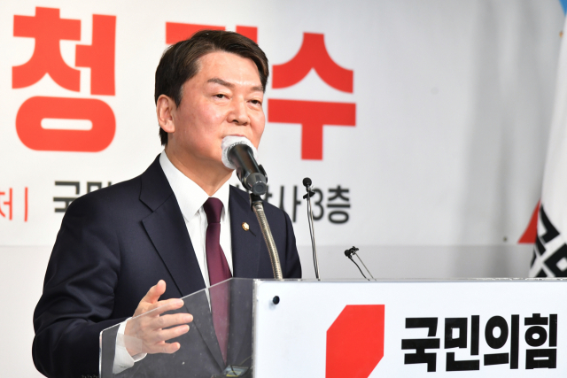 국민의힘 당권주자인 안철수 의원이 2일 오전 서울 여의도 중앙당사에서 당 대표 후보 등록을 마친 뒤 정견발표를 하고 있다. 성형주 기자