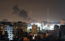 2일(현지 시간) 팔레스타인 가자지구에 이스라엘군의 공습으로 연기가 피어오르고 있다. 로이터연합뉴스