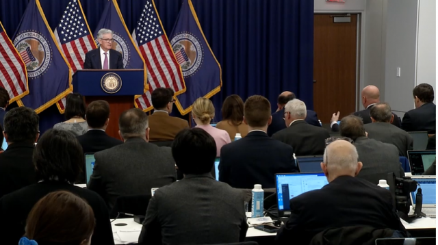 제롬 파월 연준 의장이 1일(현지 시간) 열린 FOMC 기자회견에서 기자들의 질문을 듣고 있다. 연준 홈페이지 캡쳐
