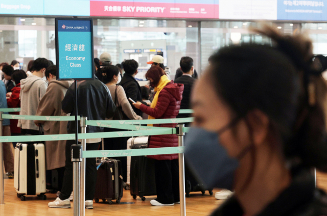 중국 정부가 한국발 입국자에 대한 코로나 19 검사를 실시한 1일 인천국제공항 1터미널에서 중국 상하이행 항공기 승객들이 탑승수속을 하기 위해 줄지어 서있다. 연합뉴스