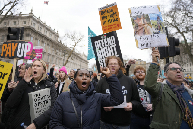 영국 노동자들이 1일(현지시간) 런던 웨스트민스터 지구에서 임금 인상을 요구하는 시위를 벌이고 있다. AP연합뉴스