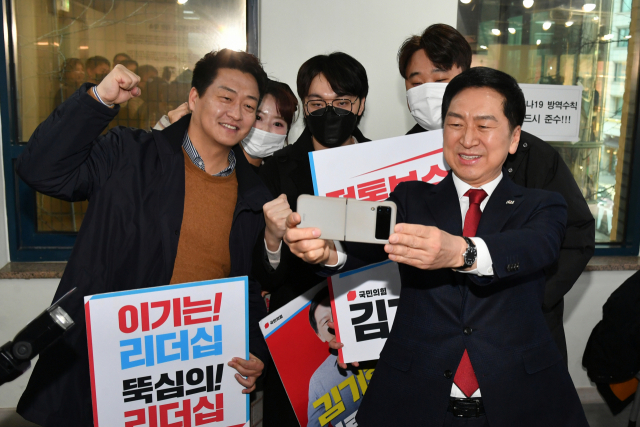 국민의힘 당권 주자인 김기현 의원이 2일 오전 서울 여의도 중앙당사에서 당 대표 후보 등록을 마친 뒤 지지자들과 기념 촬영을 하고 있다. 연합뉴스