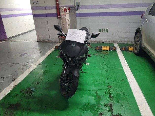 비좁은데 주차장 한 칸 다 차지한 오토바이…'이해된다' 이유가?