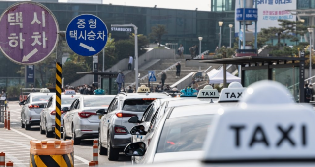 '손님 떨어져 난리'…서울 택시요금 인상에 기사도 울상