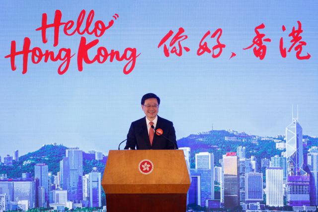 존 리 홍콩 행정장관이 2일 홍콩 컨벤션센터에서 관광객 유치 행사 '헬로 홍콩' 캠페인의 시작을 알렸다. 로이터연합뉴스