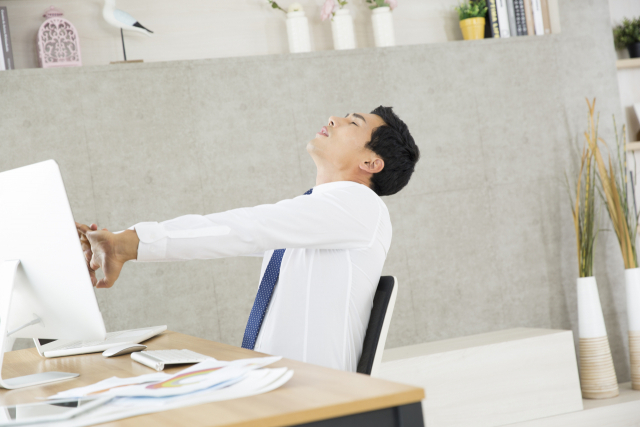 얼굴을 앞으로 쭉 내밀어 모니터를 보거나 고개를 푹 숙인 채로 장시간 서류를 들여다 보는 자세는 일자목 증후군으로 이어지기 쉽다. 이미지투데이