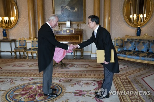 윤여철(오른쪽) 주영한국대사가 2일(현지 시간) 버킹엄궁에서 찰스 3세 영국 국왕에게 신임장을 제출하고 있다. 연합뉴스