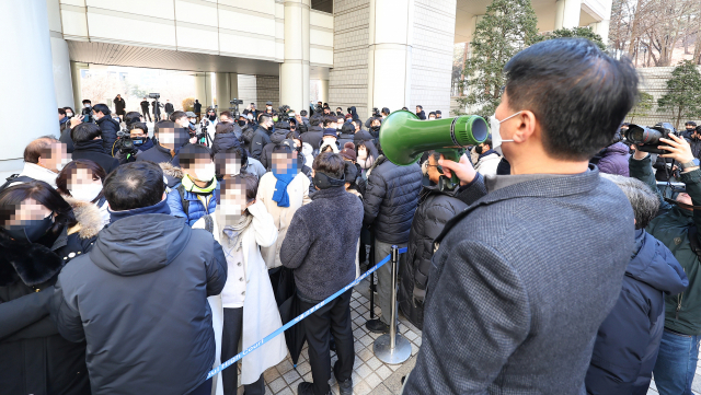 조국 전 법무부 장관의 1심 선고 공판이 열린 3일 서울 서초구 서울중앙지법에서 지지자와 반대자들 사이에 고성이 오가자 법원 관계자가 제지하고 있다. 연합뉴스