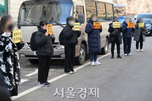 시민들이 3일 오후 배우 오영수의 강제 추행 혐의 공판이 열린 경기도 성남시 수정구 수원지방법원 성남지원 앞에서 피켓을 들고 있다. / 사진=김규빈 기자