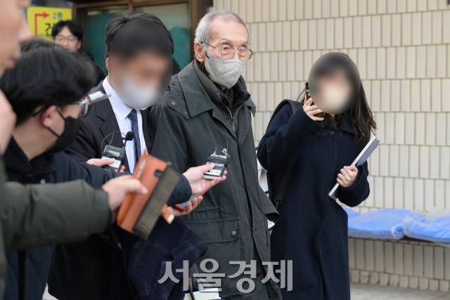 '깐부 할아버지' 오영수 '손만 잡았다'…첫 재판서 혐의 부인