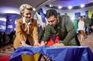 우크라이나를 방문한 우르줄라 폰데어라이엔(왼쪽) 유럽연합(EU) 집행위원장이 2일(현지시간)키이우에서 볼로디미르 젤렌스키 우크라이나 대통령과 함께 우크라이나 국기에 서명하고 있다. 로이터연합뉴스