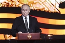 블라디미르 푸틴 러시아 대통령이 2일(현지시간) 볼고그라드(옛 스탈린그라드)에서 열린 전승 80주년 기념식에서 연설하고 있다. 푸틴 대통령은 이날 