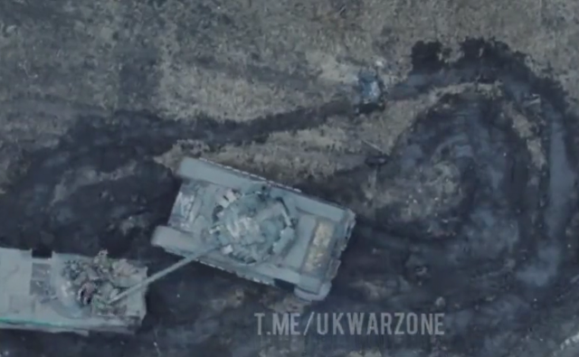 러시아 탱크가 아군 병사들에게 피해를 입힌 장면이 포착됐다. 우크라이나 국방부 트위터 갈무리