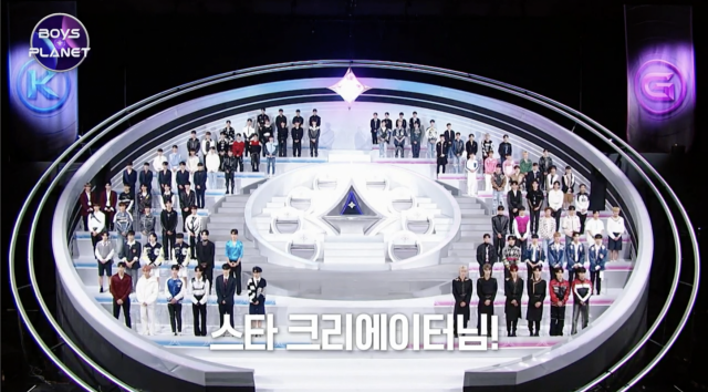 / 사진=지난 2일 첫 방송된 Mnet '보이즈 플래닛'에서 연습생들이 스타 크리에이터라고 불리는 시청자들에게 인사하고 있다.