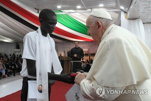 (주바 로이터=연합뉴스) 프란치스코 교황이 4일(현지시간) 남수단 주바에서 난민 어린이와 대화하고 있다. 2023.2.4 photo@yna.co.kr