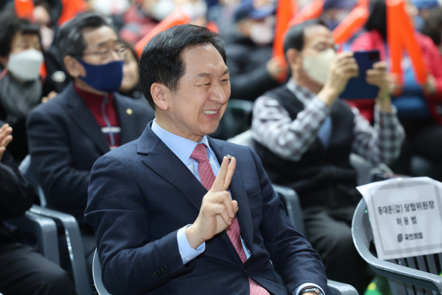 김기현 국민의힘 당 대표 후보가 5일 오후 서울 동대문구청 대강당에서 열린 국민의힘 동대문구 갑을 합동 당원대회에서 기념촬영을 하고 있다. 연합뉴스