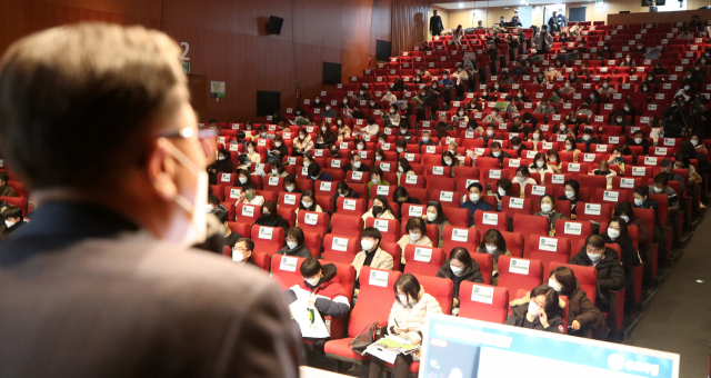 고3 수험생과 학부모들이 한 입시 업체가 개최한 대입 설명회에 참석해 강연을 듣고 있다. 서울경제DB