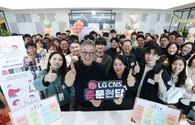 현신균(앞줄 가운데) LG CNS 대표가 ‘통합 IT서비스센터’ 오픈 행사 현장에서 직원들이 단체사진을 촬영하고 있다.사진제공=LG CNS