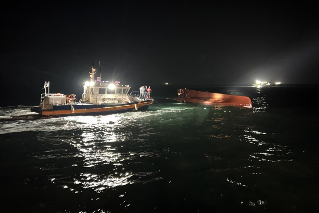 통발어선 '청보호' 전복사고의 실종자를 찾고 있는 구조 당국이 5일 저녁 야간수색에 돌입했다. 연합뉴스