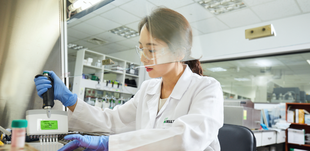 셀트리온 연구원이 인천 송도의 연구실에서 약물 연구를 하고 있다. 사진제공=셀트리온