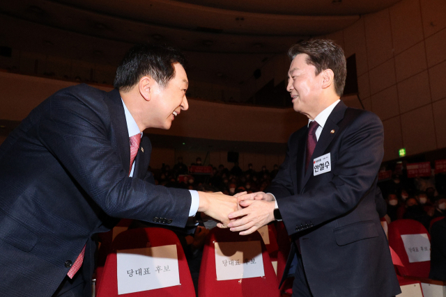 국민의힘의 김기현(왼쪽), 안철수 당 대표 후보가 5일 오후 서울 동작문화원 대강당에서 열린 국민의힘 동작구갑 합동 당원 대회에서 인사를 나누고 있다. 2023.2.5 hwayoung7@yna.co.kr (끝)