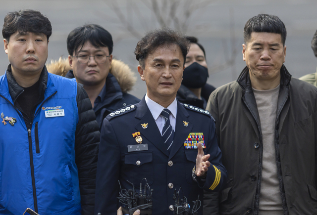 경찰국 설치에 반발하는 전국총경회의를 주도해 징계를 받은 류삼영 총경이 6일 오후 서울 중구 경찰기념공원에서 경찰 총경급 정기 전보인사 관련 기자회견을 하고 있다. 연합뉴스