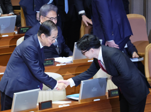 한덕수(왼쪽) 국무총리와 한동훈 법무부 장관이 6일 국회 본회의에서 열린 정치·외교·통일·안보 분야 대정부질문에서 인사하고 있다. 연합뉴스