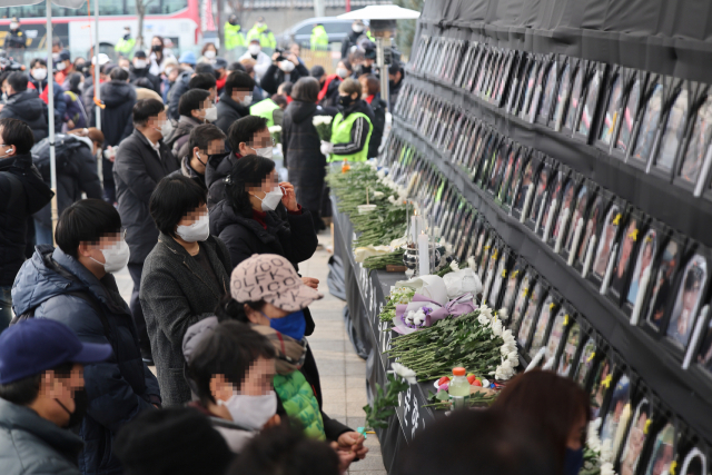 6일 시청 앞 서울광장에 마련된 10·29 이태원 참사 희생자 합동분향소를 찾은 시민들이 조문하고 있다. 연합뉴스