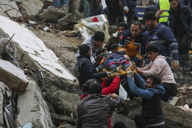 튀르키예 남부 아다나의 붕괴한 건물에서 부상자를 옮기는 구조대 모습. 연합뉴스