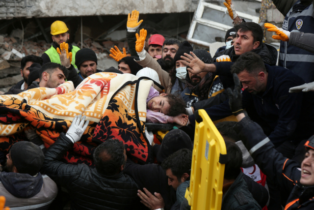 튀르키예 남동부에서 규모 7.8 강진이 발생한 6일(현지시간) 구조대원들이 남동부 디야르바키르의 무너진 건물에서 한 소녀를 구조하고 있다./연합뉴스