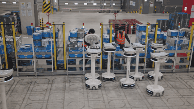 지난 3일 대구 달성군에 위치한 대구 풀필먼트 센터에서 소팅봇이 상품을 주문 배송지별로 분류해 옮긴 후 작업자가 추가 작업을 하고 있다./백주원기자