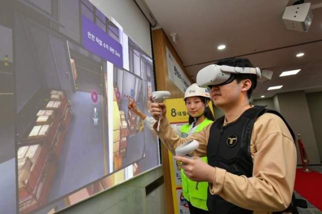 현대모비스 임직원들이 가상현실(VR) 장비를 착용해 사고 상황을 체험하고 안전교육을 받고 있다. 사진제공=현대모비스