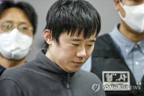 지난해 9월 21일 신당역 살해 피의자 전주환이 남대문경찰서에서 검찰로 이송되는 모습. 연합뉴스
