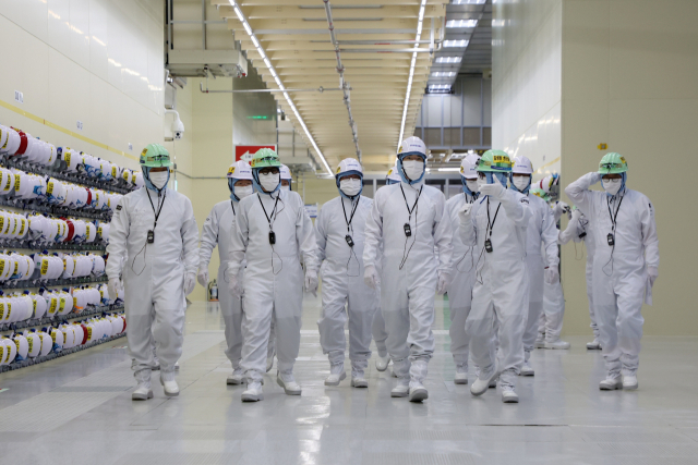 이재용(앞줄 왼쪽 세 번째) 삼성전자 회장이 7일 충남 아산 삼성디스플레이 사업장을 찾아 QD OLED 패널 생산 라인을 둘러보고 있다. 사진 제공=삼성전자