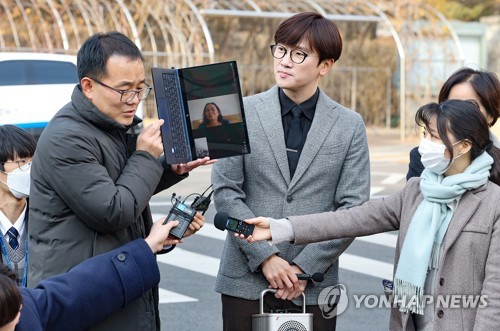 베트남전쟁 당시 한국군의 민간인 학살 피해 생존자인 응우옌 티탄씨가 7일 오후 서울 서초구 서울중앙지법에서 열린 대한민국 상대 민사소송 1심 선고 공판에서 일부 승소한 뒤 화상 연결을 통해 소감을 말하고 있다. 연합뉴스